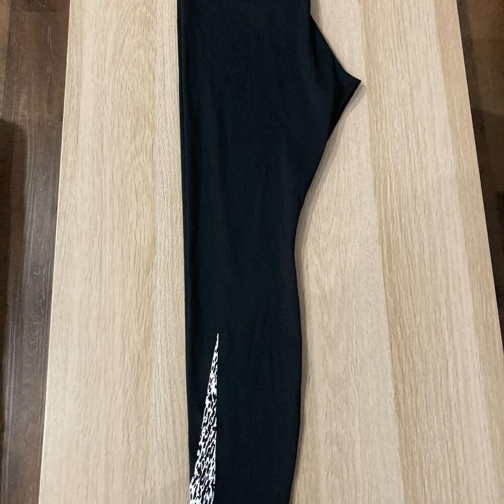 Nike one dri fit tight fit Leopard Print Swoosh Leggings Black Women's Size M